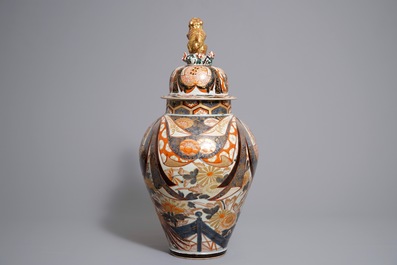Een grote Japanse Imari dekselvaas, Edo, 17/18e eeuw