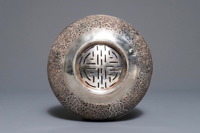 Een Chinese zilveren ajour bewerkte kom met blauw glazen binnenwerk, 19/20e eeuw