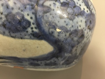 Een Chinese blauwwitte kraakporseleinen kendi in de vorm van een kikker, Wanli