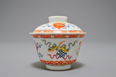 Trois vases et un bol couvert sur support en porcelaine de Chine famille rose, marques divers, 19/20&egrave;me