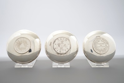 Negen Chinese zilveren kommen met munten ingezet, gemerkt Wang Hing, 19/20e eeuw