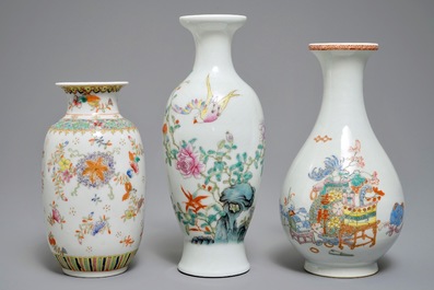 Drie Chinese famille rose vazen en een dekselkom op onderschotel, diverse merken, 19/20e eeuw