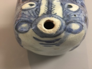 Un kendi en forme de grenouille en porcelaine de Chine bleu et blanc, Wanli