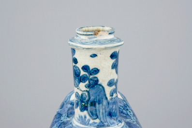 Een Chinese blauwwitte kraakporseleinen kendi in de vorm van een kikker, Wanli