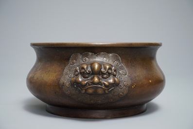 Een Chinese bronzen wierookbrander met leeuwenkoppen, Xuande merk, 19/20e eeuw