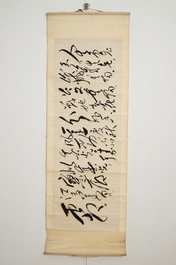 Een Chinese scroll met geborduurde kalligrafie in zijde op textiel, 19/20e eeuw