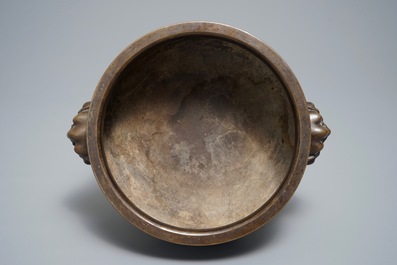 Een Chinese bronzen wierookbrander met leeuwenkoppen, Xuande merk, 19/20e eeuw