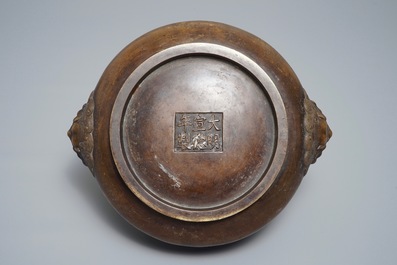 Een Chinese bronzen wierookbrander met leeuwenkoppen, Xuande merk, 19/20e eeuw