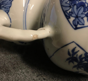 Un vase en porcelaine de Chine bleu et blanc, &eacute;poque Transition