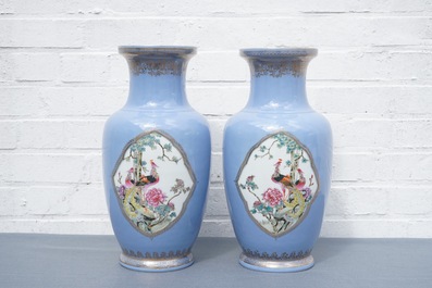 Une paire de vases en porcelaine de Chine famille rose sur fond bleu de lavande, marque de Qianlong, R&eacute;publique, 20&egrave;me