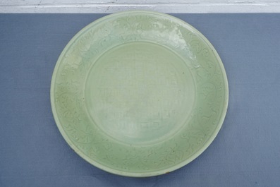 Un tr&egrave;s grand plat en porcelaine de Chine c&eacute;ladon de Longquan &agrave; d&eacute;cor incis&eacute;, Ming