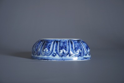 Un socle en forme de tr&ocirc;ne de lotus en porcelaine de Chine bleu et blanc, marque de Xuande, 19/20&egrave;me