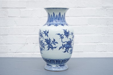 Een Chinese blauwwitte vaas met 'sanduo' decor, 19/20e eeuw