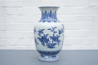 Un vase en porcelaine de Chine bleu et blanc &agrave; d&eacute;cor sanduo, 19/20&egrave;me