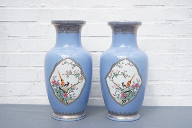 Une paire de vases en porcelaine de Chine famille rose sur fond bleu de lavande, marque de Qianlong, R&eacute;publique, 20&egrave;me