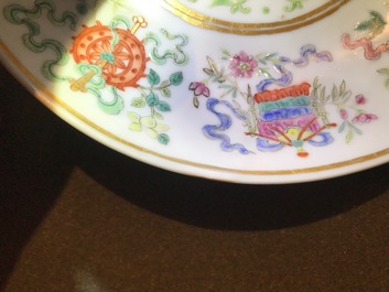 Une paire de coupes en porcelaine de Chine famille rose aux d&eacute;cor Baijixiang, marque et &eacute;poque de Tongzhi