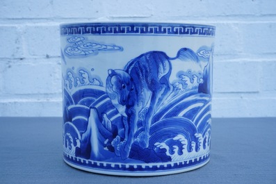 Un pot &agrave; pinceaux en porcelaine de Chine bleu et blanc &agrave; d&eacute;cor d'animaux mythiques, Kangxi