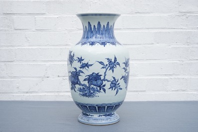 A Chinese blue and white 'sanduo' vase, 19/20th C.