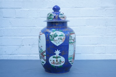 Un vase couvert en porcelaine de Chine famille verte sur fond bleu poudr&eacute;, 19&egrave;me