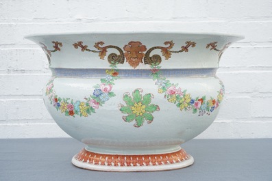 Un rafraichissoir &agrave; bouteilles en porcelaine de Chine famille rose d&rsquo;apr&egrave;s Pronk, Qianlong, vers 1740