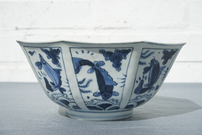 Een Chinese blauwwitte octagonale kom met diverse vissen, Wanli