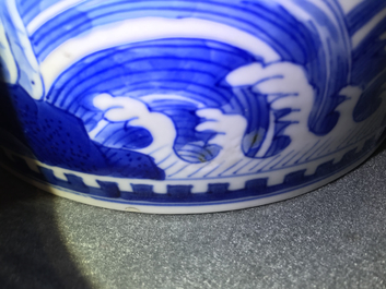 Een Chinese blauwwitte cylindrische penselenbeker met fabeldieren, Kangxi