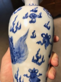 Un vase en porcelaine de Chine bleu et blanc &agrave; d&eacute;cor d'un qilin, Kangxi
