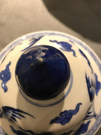 Un vase couvert en porcelaine de Chine bleu et blanc &agrave; d&eacute;cor d'animaux mythiques, Kangxi