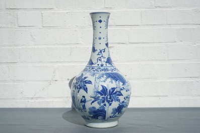 Un vase de forme bouteille en porcelaine de Chine bleu et blanc &agrave; d&eacute;cor figuratif, &eacute;poque Transition