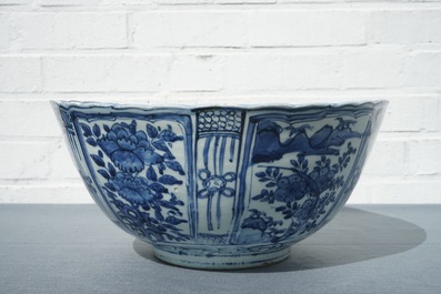 A large Chinese blue and white kraak porcelain bowl with a tiger, Wanli