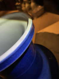 Een Chinese monochrome poederblauwe rouleau vaas, Kangxi