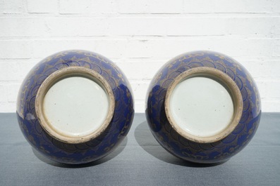 Une paire de vases en porcelaine de Chine bleu monochrome &agrave; d&eacute;cor de dragons en dorure, 19&egrave;me