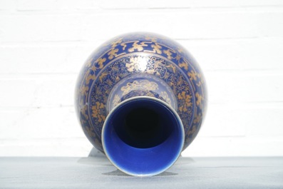 Un vase de forme bouteille en porcelaine de Chine bleu poudr&eacute; &agrave; d&eacute;cor dor&eacute;, marque et &eacute;poque de Guangxu