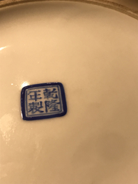 Une paire de vases en porcelaine de Chine famille rose sur fond bleu de lavande, marque de Qianlong, R&eacute;publique, 20&egrave;me