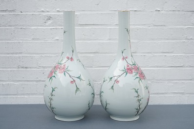 Une paire de grands vases de forme bouteille en porcelaine de Chine famille rose, 19/20&egrave;me