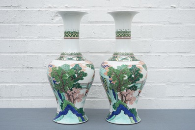 Une paire de vases aux guerriers en porcelaine de style famille verte, Samson, Paris, 19&egrave;me