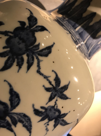 A Chinese blue and white 'sanduo' vase, 19/20th C.