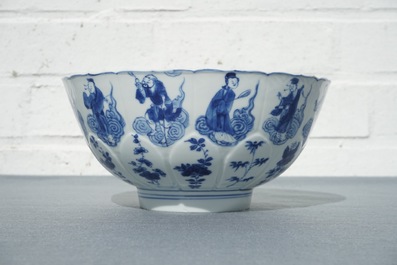 Un bol en forme de lotus en porcelaine de Chine bleu et blanc &agrave; d&eacute;cor d'immortels, marque de Chenghua, Kangxi