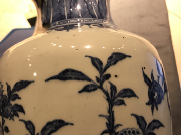 Een Chinese blauwwitte vaas met 'sanduo' decor, 19/20e eeuw