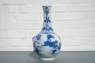 Een Chinese blauwwitte flesvormige vaas met figuratief decor rondom, Transitie periode