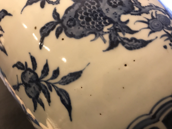 Un vase en porcelaine de Chine bleu et blanc &agrave; d&eacute;cor sanduo, 19/20&egrave;me