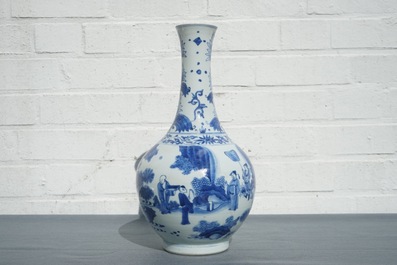 Un vase de forme bouteille en porcelaine de Chine bleu et blanc &agrave; d&eacute;cor figuratif, &eacute;poque Transition