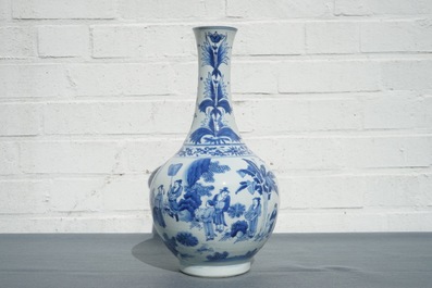 Un vase de forme bouteille en porcelaine de Chine bleu et blanc &agrave; d&eacute;cor figuratif, &eacute;poque Transition