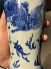 Un vase en porcelaine de Chine bleu et blanc &agrave; d&eacute;cor d'un qilin, Kangxi