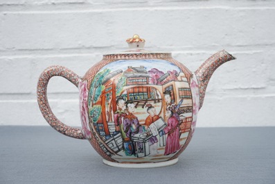 Een Chinese famille rose theepot en deksel met mandarijns decor, Qianlong