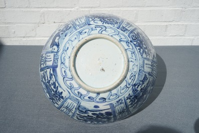 A large Chinese blue and white kraak porcelain bowl with a tiger, Wanli