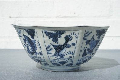 Een Chinese blauwwitte octagonale kom met diverse vissen, Wanli