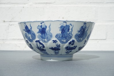 Un bol en forme de lotus en porcelaine de Chine bleu et blanc &agrave; d&eacute;cor d'immortels, marque de Chenghua, Kangxi