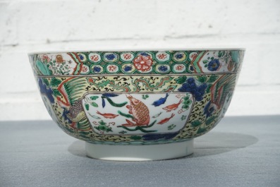 Un bol en porcelaine de Chine famille verte aux poissons, Kangxi