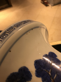 Un vase en porcelaine de Chine famille rose bleu, blanc et rouge de fer, 19/20&egrave;me
